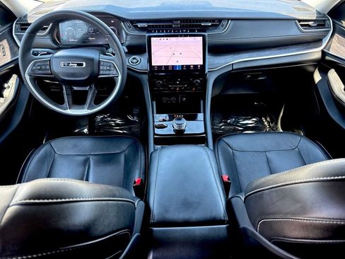 Used 2023 Jeep Grand Cherokee Limited w/ Black Appearance Package image 22