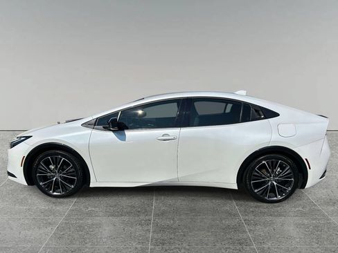 Used 2024 Toyota Prius XLE FWD image 2