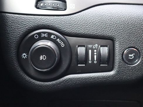 Used 2019 Jeep Cherokee Limited w/ Luxury Group AWD/4WD image 32