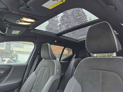 Used 2023 Volvo XC40 Recharge Ultimate image 21