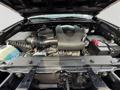 Used 2021 Toyota Tacoma TRD Sport AWD/4WD image 9