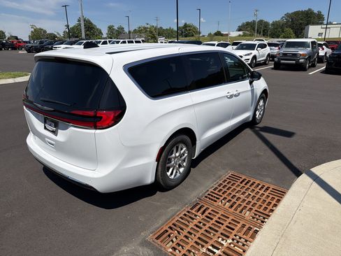 New 2026 Chrysler Pacifica Select FWD image 31