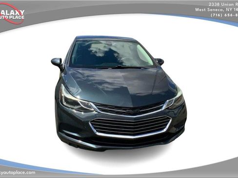Used 2017 Chevrolet Cruze LT FWD image 3