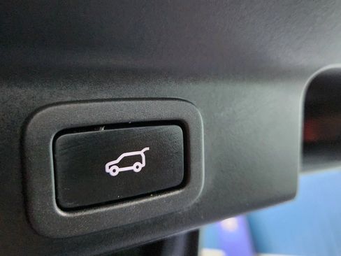 Used 2017 Jaguar F-PACE Premium image 71