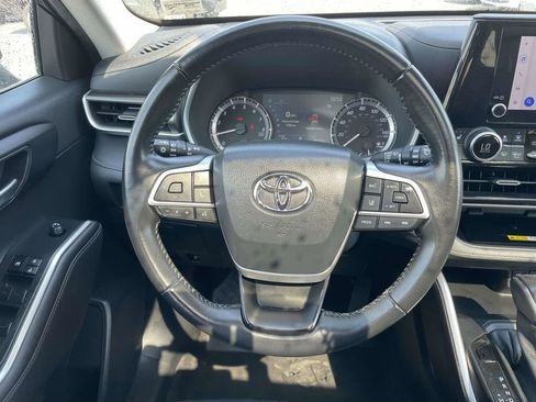 Used 2023 Toyota Highlander XLE AWD/4WD image 25