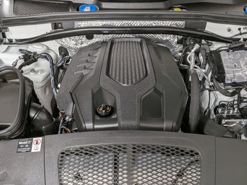Certified 2025 Porsche Macan AWD/4WD image 26