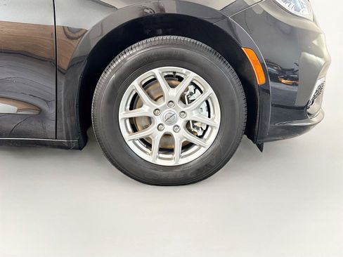 Used 2025 Chrysler Pacifica Select FWD image 19