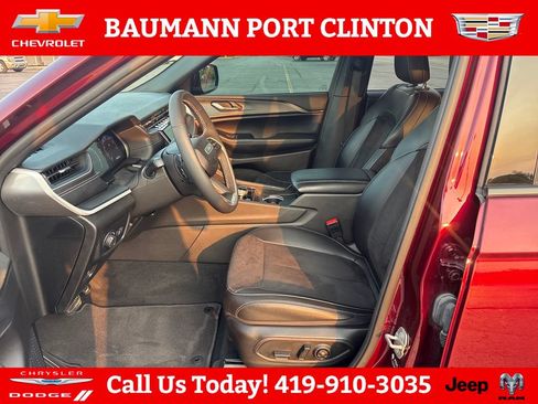 Used 2024 Jeep Grand Cherokee Altitude AWD/4WD image 9
