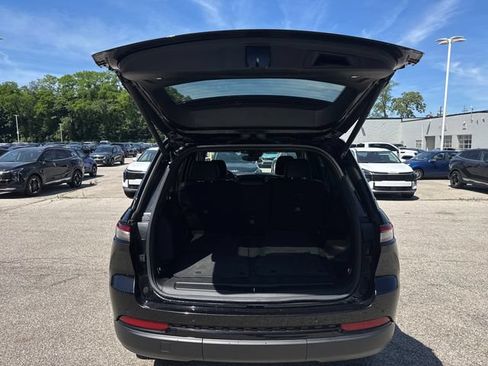 Used 2023 Jeep Grand Cherokee Altitude AWD/4WD image 12