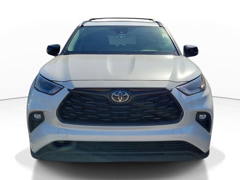 Used 2025 Toyota Highlander XLE image 2