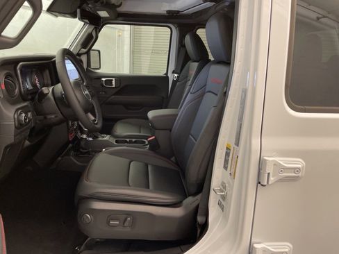 New 2025 Jeep Gladiator Rubicon image 17