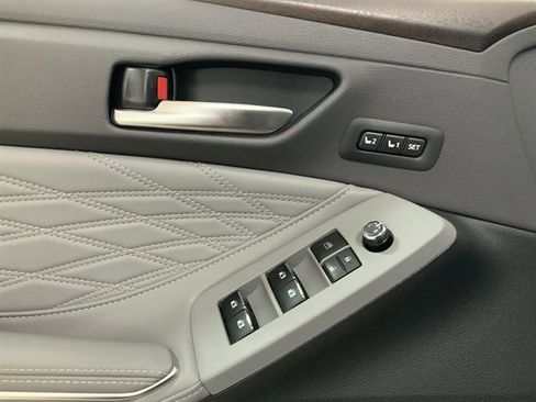 Used 2019 Toyota Avalon Limited image 8