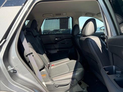 Used 2023 Nissan Pathfinder SL w/ Black Appearance Package FWD image 20