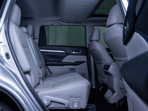 Used 2018 Toyota Highlander XLE image 12