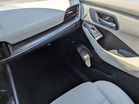 Used 2023 Nissan Rogue SV image 16