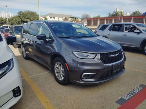 Used 2023 Chrysler Pacifica Touring-L image 4