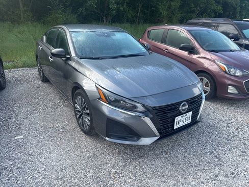Used 2025 Nissan Altima 2.5 SV FWD image 2