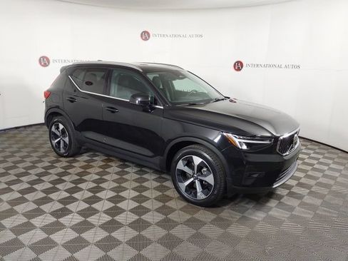 Used 2025 Volvo XC40 B5 Plus AWD/4WD image 3