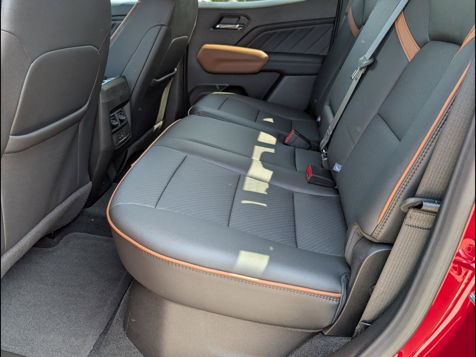 Used 2025 GMC Canyon AT4 w/ Technology Plus Package AWD/4WD image 15