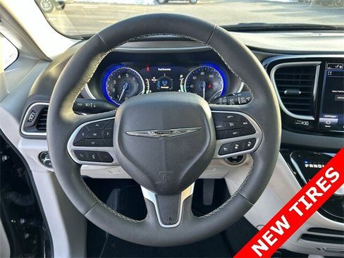 Certified 2024 Chrysler Pacifica Touring-L image 18