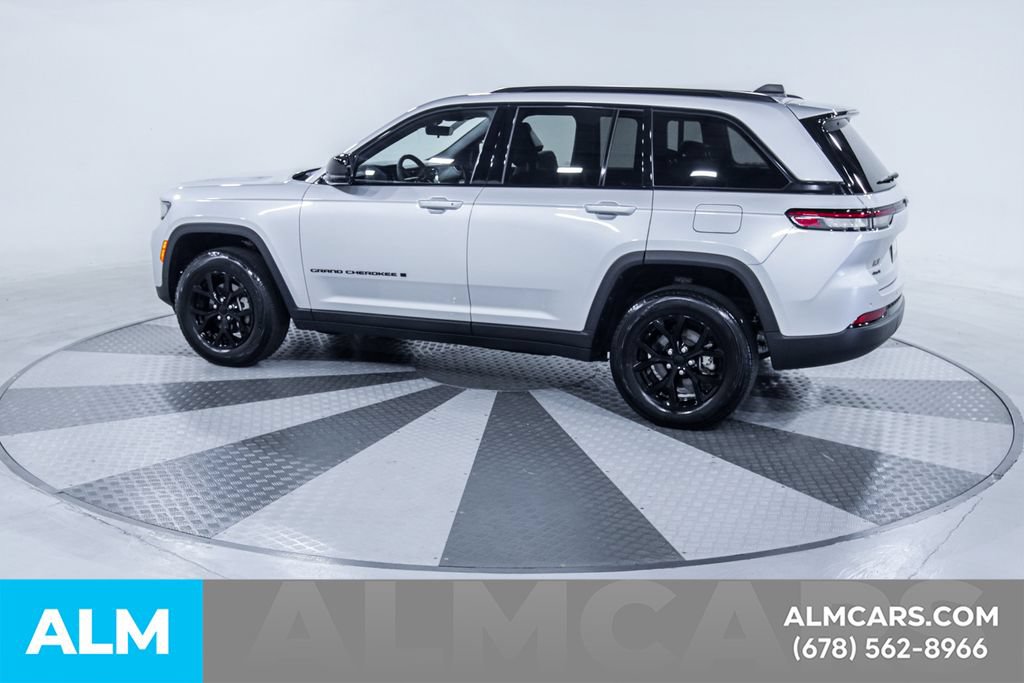 Used 2025 Jeep Grand Cherokee Altitude AWD/4WD image 5