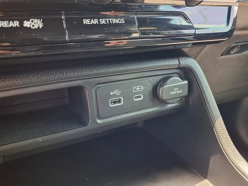 Used 2025 Honda Pilot Sport image 12