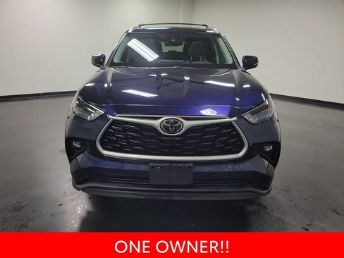 Used 2022 Toyota Highlander XLE AWD/4WD image 3