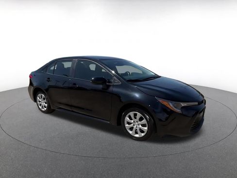 Used 2025 Toyota Corolla LE FWD image 2