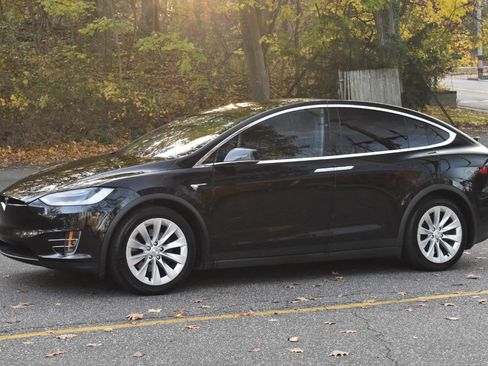 Used 2018 Tesla Model X 75D image 3