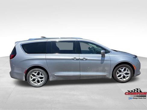 Used 2017 Chrysler Pacifica Touring-L Plus FWD image 6