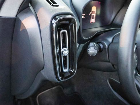 Used 2025 Volvo XC40 B5 Core image 33