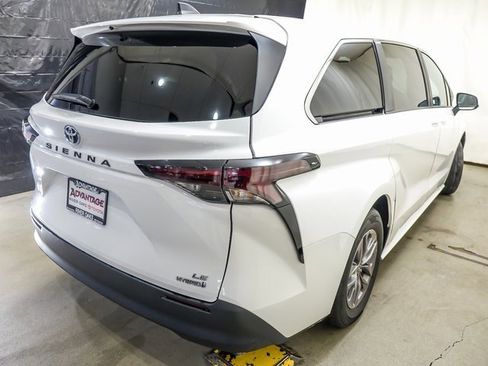 Certified 2024 Toyota Sienna LE image 7
