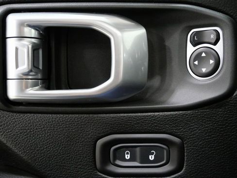 Used 2019 Jeep Wrangler Unlimited Sahara image 14