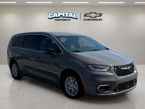 Used 2025 Chrysler Pacifica Select image 7