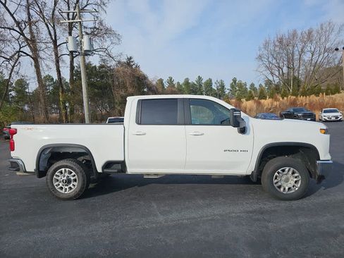 Used 2024 Chevrolet Silverado 2500 LT image 2