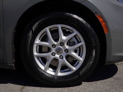 Used 2022 Chrysler Pacifica Touring-L image 7