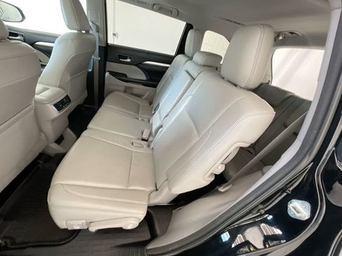 Used 2018 Toyota Highlander XLE AWD/4WD image 23