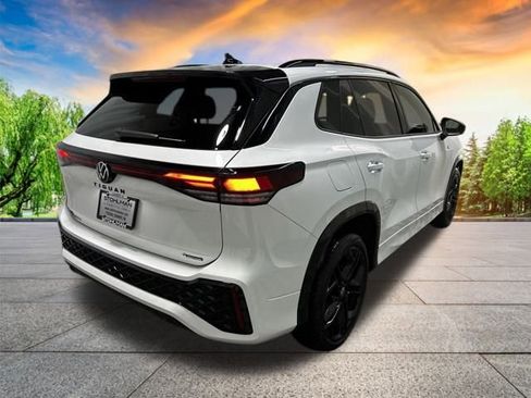 Certified 2025 Volkswagen Tiguan SE R-Line image 4