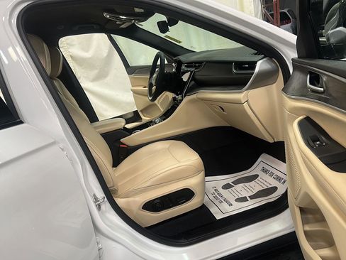 Used 2023 Jeep Grand Cherokee Limited image 29