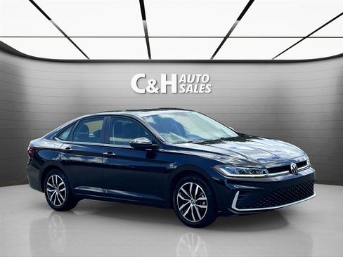 Used 2025 Volkswagen Jetta SE FWD image 3