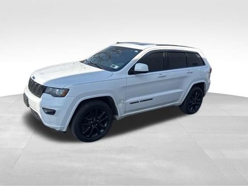 Used 2019 Jeep Grand Cherokee Altitude image 3