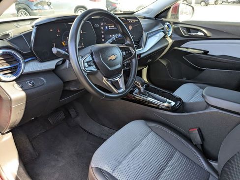 Used 2025 Chevrolet Trax LT w/ LT Convenience Package image 10