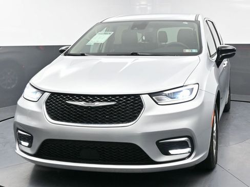 Used 2024 Chrysler Pacifica Touring-L image 5