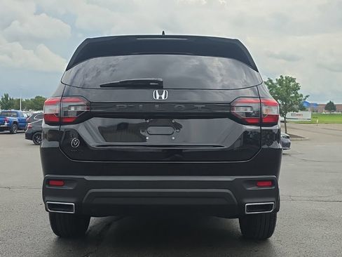 Used 2025 Honda Pilot Sport image 6