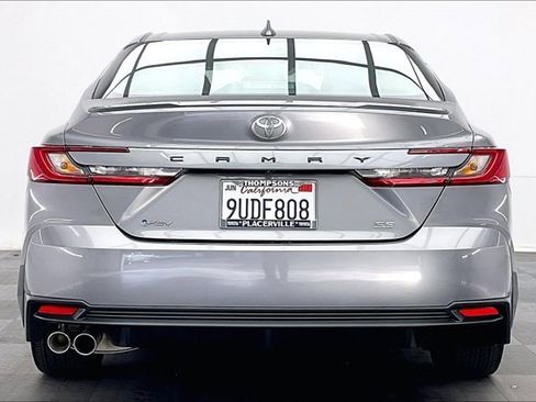 Used 2025 Toyota Camry SE image 3