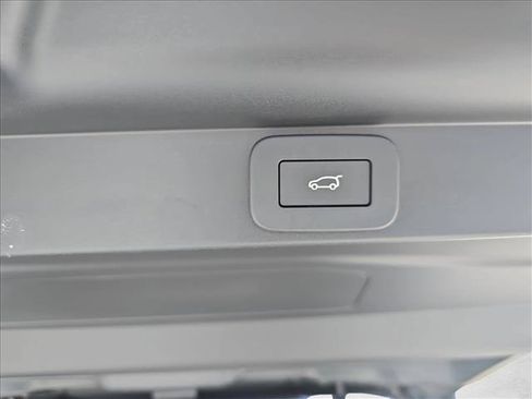 Used 2025 Land Rover Range Rover SV AWD/4WD image 13