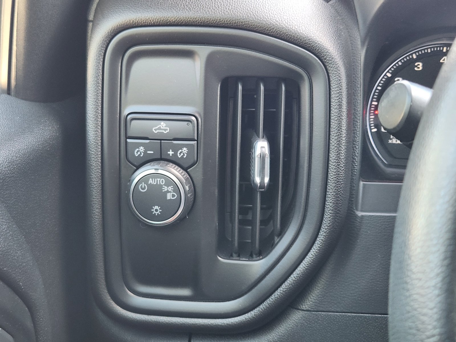 Certified 2020 Chevrolet Silverado 1500 Custom w/ Custom Value Package RWD image 24