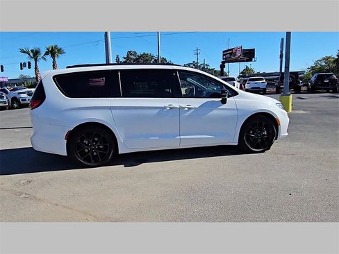 Used 2024 Chrysler Pacifica Limited w/ Uconnect Theater Family Group image 36