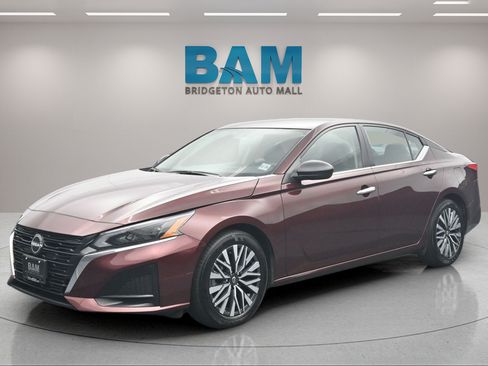 Used 2024 Nissan Altima 2.5 SV FWD image 3