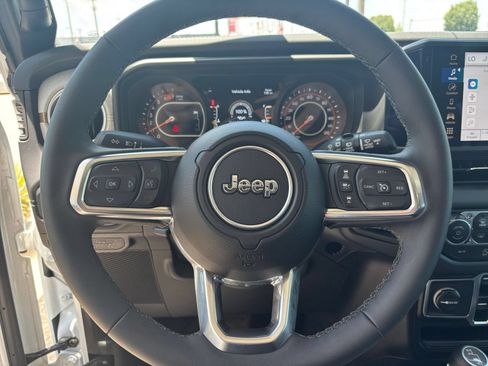 Used 2025 Jeep Wrangler Unlimited Sahara AWD/4WD image 28
